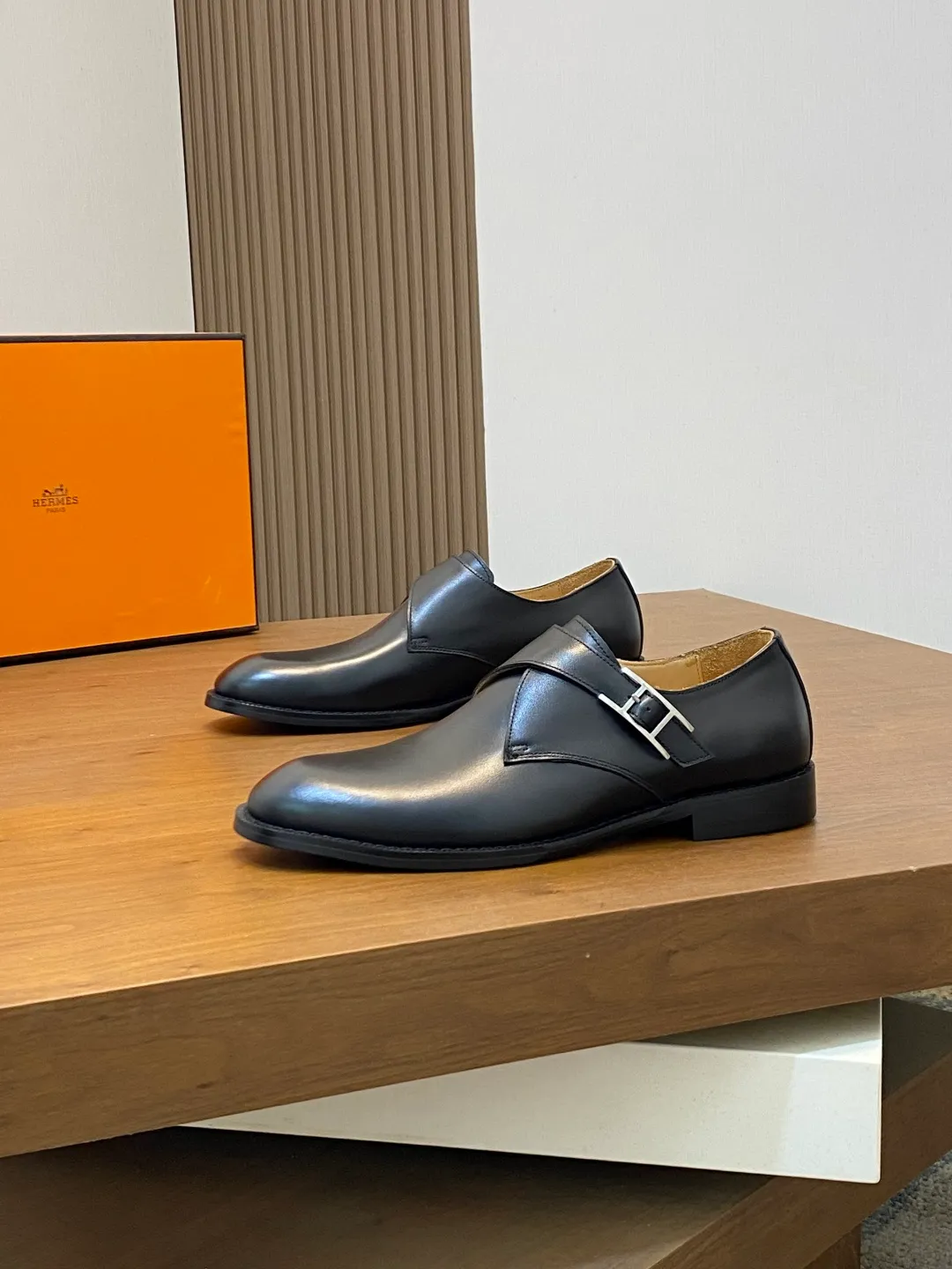 Men's shoes 💰780 HERMES/Hermès GAME slip-on loafers. These loafers are made of matte frosted calfskin. They are equipped with functional Kelly shoe buckles to easily create a fashionable urban style. They are equipped with genuine leather welts and lightweight grooved rubber foam outsole. They have genuine calfskin lining and silk-screen logo feet. They are slip-on design. They are novel and fashionable, with a handsome upper. Comes with a dust bag in the original box! Size: 39-40-41-42-43-44 standard leather shoe size (38/45 can be customized but does not support returns)